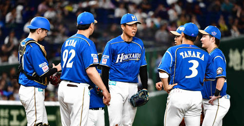 日本ハム対ロッテ　2回表ロッテ2死満塁、荻野に走者一掃の先制中適時二塁打を許した日本ハム先発の杉浦（中央）はナインの激励を受ける（撮影・小沢裕）