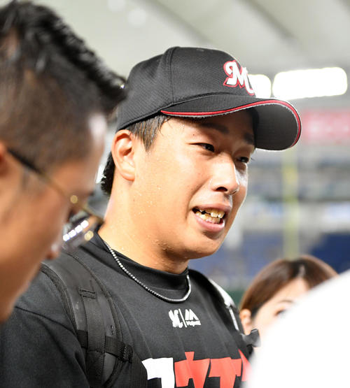 日本ハム対ロッテ　試合前練習を終え報道陣の取材に応じるロッテ南（撮影・滝沢徹郎）