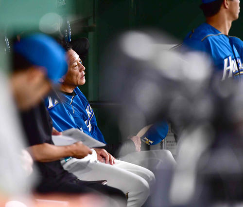 日本ハム対ロッテ　選手交代を告げベンチへ引き揚げる日本ハム栗山監督（撮影・小沢裕）