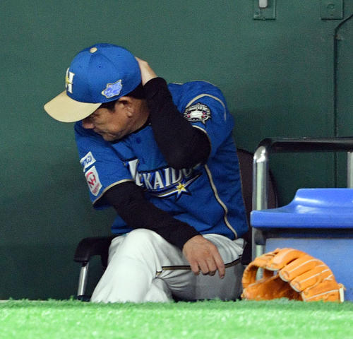 日本ハム対ロッテ　2回裏、リクエストするも判定が覆らず頭を抱える日本ハム栗山監督（撮影・滝沢徹郎）