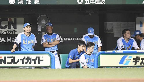 西武対オリックス　オリックスに敗れ浮かない表情の西武辻監督（左から2人目）（撮影・鈴木みどり）