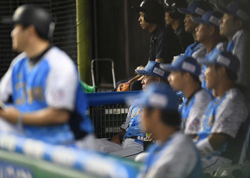 西武対オリックス　ベンチで険しい表情の西武辻監督（撮影・鈴木みどり）
