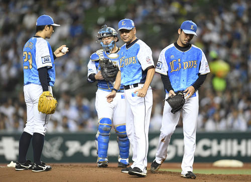 2回表オリックス2死二、三塁、ロメロに四球を与え満塁のピンチを招いた後、降板する本田（右）（撮影・鈴木みどり）