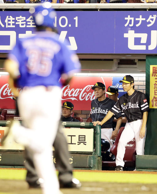 楽天対ソフトバンク　5回裏楽天2死一塁、島内（手前）に2点同点本塁打を許し、厳しい表情で見つめるソフトバンク工藤監督（中央）（撮影・浅見桂子）
