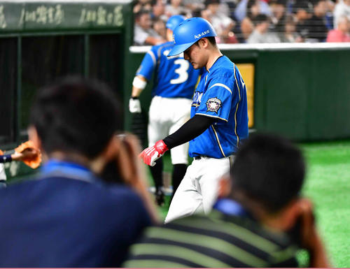 日本ハム対ロッテ　7回裏日本ハム無死、清宮は空振り三振に倒れベンチへ引き揚げる（撮影・小沢裕）