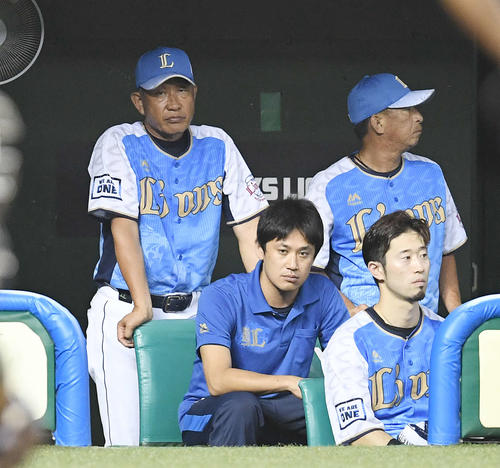 西武対オリックス　ベンチで険しい表情の西武辻監督（左）（撮影・鈴木みどり）