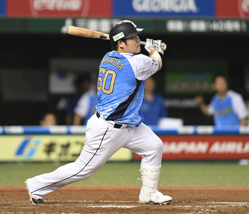 西武対オリックス　4回裏西武無死、右越えソロ本塁打を放つ中村（撮影・鈴木みどり）