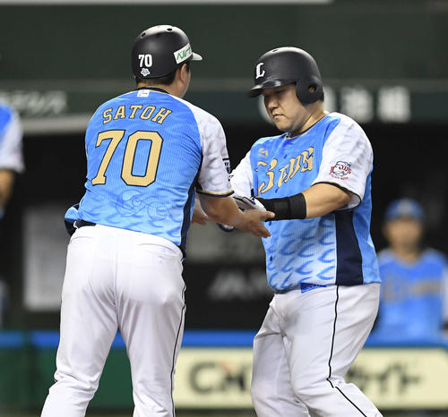 西武対オリックス　4回裏西武無死、右越えソロ本塁打を放った中村（右）は佐藤コーチとハイタッチ（撮影・鈴木みどり）