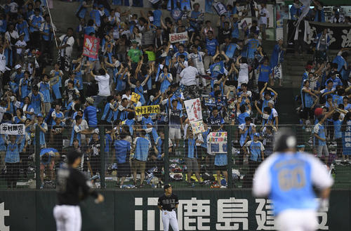 西武対オリックス　4回裏西武無死、中村の右越えソロ本塁打に沸く西武ファン（撮影・鈴木みどり）