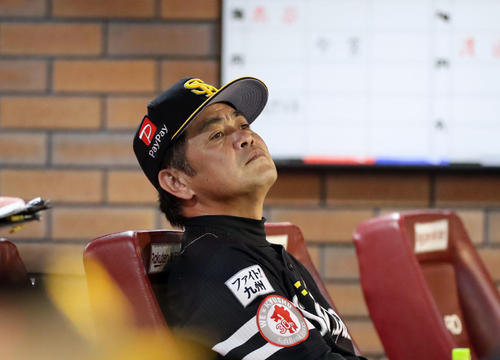 楽天対ソフトバンク　11回裏楽天の攻撃で、ピンチを招き、ベンチで険しい表情のソフトバンク工藤監督（撮影・浅見桂子）