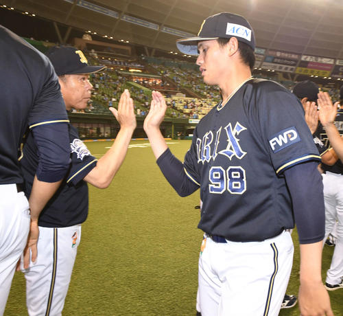 西武対オリックス　勝利投手の張（右）とハイタッチするオリックス西村監督（撮影・鈴木みどり）
