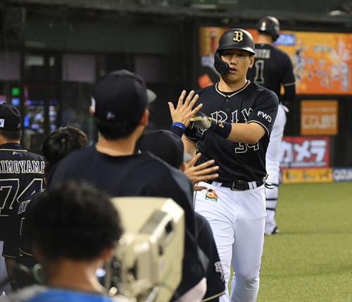 西武対オリックス　7回表オリックス1死、左越えソロ本塁打を放った吉田正はナインとハイタッチ（撮影・鈴木みどり）