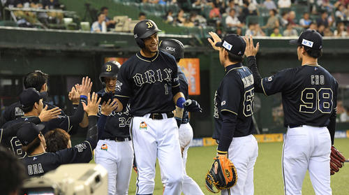 西武対オリックス　5回表オリックス1死一、二塁、右越え3点本塁打を放ち、ナインとハイタッチするモヤ（中央）（撮影・鈴木みどり）