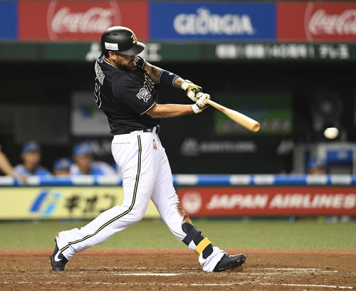 西武対オリックス　5回表オリックス1死一、二塁、左前適時打を放つロメロ（撮影・鈴木みどり）
