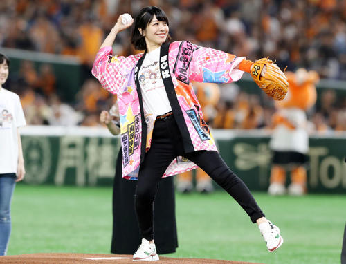 巨人対阪神　始球式を行うBanG　Dream！の戸山香澄役の愛美さん（撮影・加藤哉）