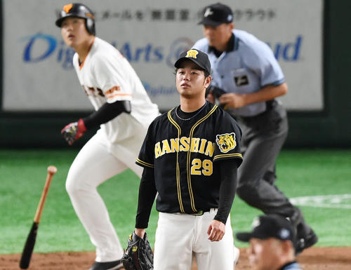 巨人対阪神　4回裏巨人1死一塁、岡本に右越え2点本塁打を浴び肩を落とす高橋遥（撮影・横山健太）
