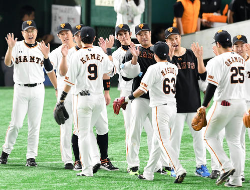 巨人対阪神　阪神に勝利しナインとタッチを交わす巨人原監督（左）（撮影・横山健太）