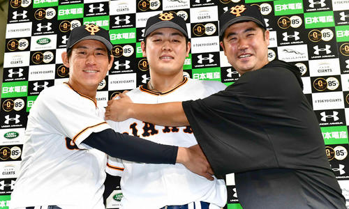 巨人対阪神　お立ち台で決勝本塁打を放った巨人岡本（中央）は先発で今季7勝目を挙げた桜井（左）、8回のピンチをしのいだ大竹（右）から祝福を受ける（撮影・小沢裕）