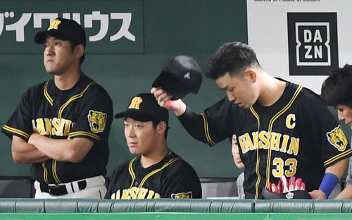 巨人対阪神　巨人に敗れ、悔しげな表情でベンチに座る阪神大山（中央）（撮影・横山健太）