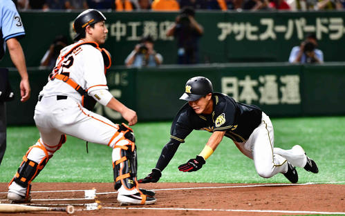 巨人対阪神　1回表阪神1死満塁、ソラーテの中犠飛で三塁走者の木浪はヘッドスライディングで生還する。捕手小林（撮影・小沢裕）