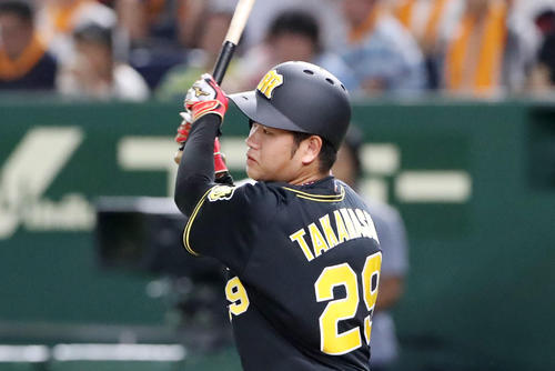 巨人対阪神　2回表阪神2死、高橋遥は中前打を放つ（撮影・加藤哉）