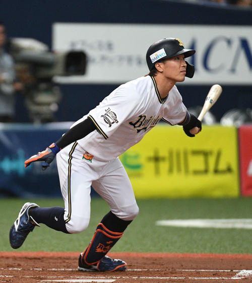オリックス対ロッテ　2回裏オリックス1死一、二塁、安達は先制適時打を放つ（撮影・渦原淳）