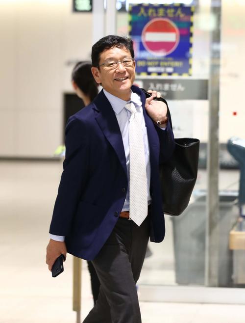 新千歳空港に到着し笑顔の日本ハム栗山監督（撮影・黒川智章）