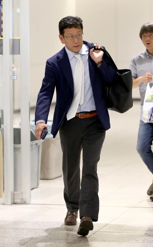 新千歳空港に到着した日本ハム栗山監督（撮影・黒川智章）
