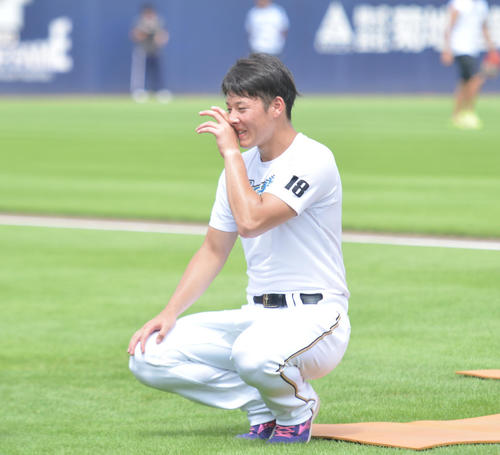 汗をぬぐう日本ハム吉田輝星（2019年8月15日）