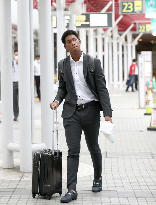 新千歳空港に到着した日本ハム万波（撮影・黒川智章）