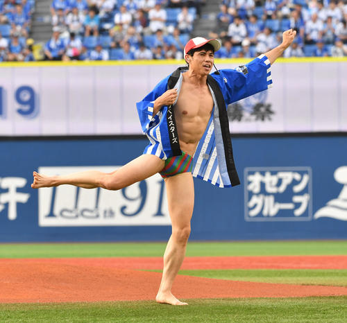 DeNA対広島戦でセレモニアルピッチを務める小島よしおは「おっぱっぴー」ネタを披露する（撮影・柴田隆二）