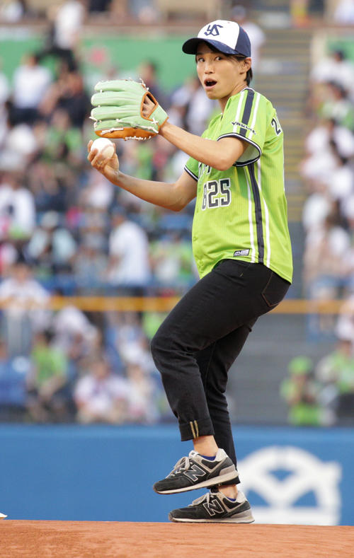 ヤクルト対中日　始球式を行う松本薫さん（撮影・中島郁夫）