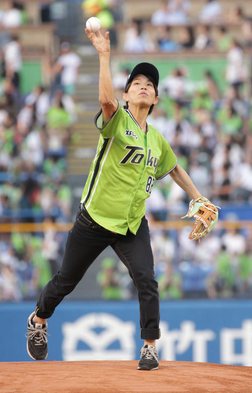 ヤクルト対中日　始球式を行う松本薫さん（撮影・中島郁夫）