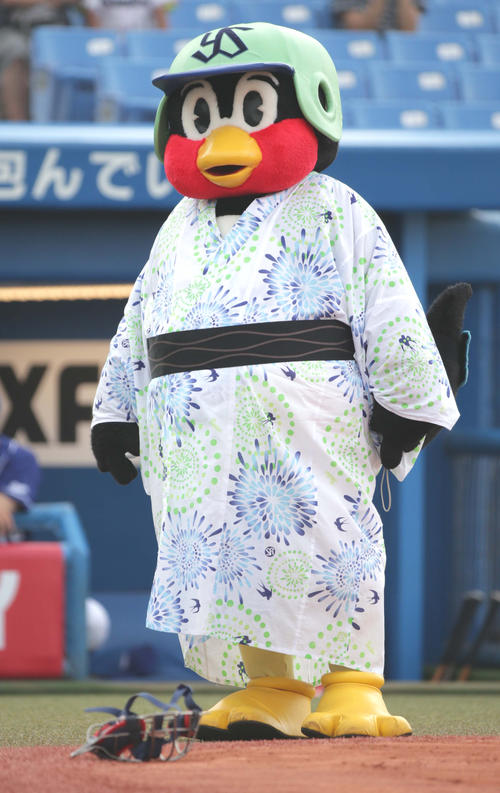 ヤクルト対中日　浴衣姿のつば九郎（撮影・中島郁夫）