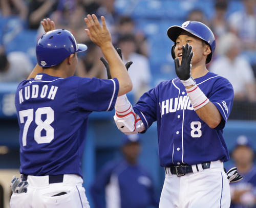 ヤクルト対中日　1回表中日1死一塁、先制2点本塁打を放ち工藤コーチ（左）の出迎えを受ける大島（撮影・中島郁夫）