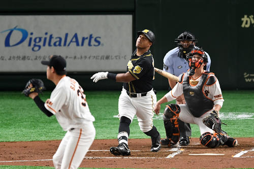 巨人対阪神　1回表阪神1死満塁、中犠飛を放つソラーテ（撮影・横山健太）