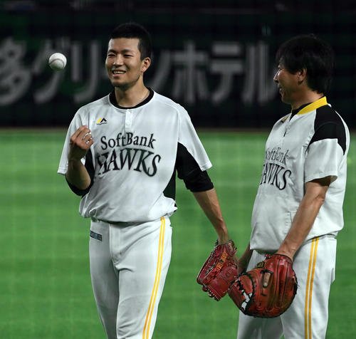 キャッチボールを終え高村コーチと談笑する千賀（左）（撮影・今浪浩三）