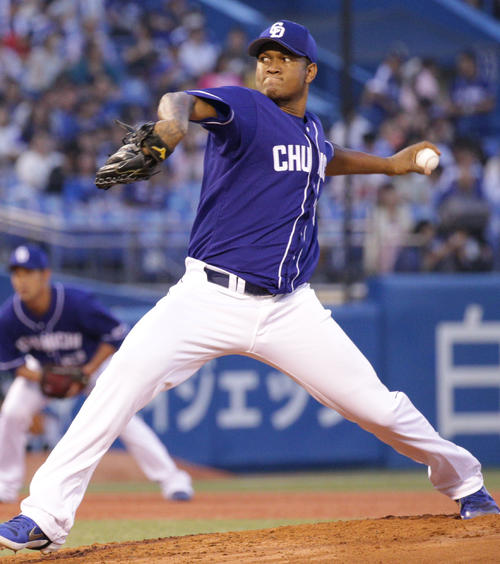 ヤクルト対中日　先発で登板し力投する中日ロメロ（撮影・中島郁夫）