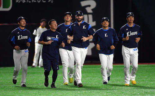 ソフトバンク戦に向けヤフオクドームで汗を流す西武投手陣（撮影・今浪浩三）