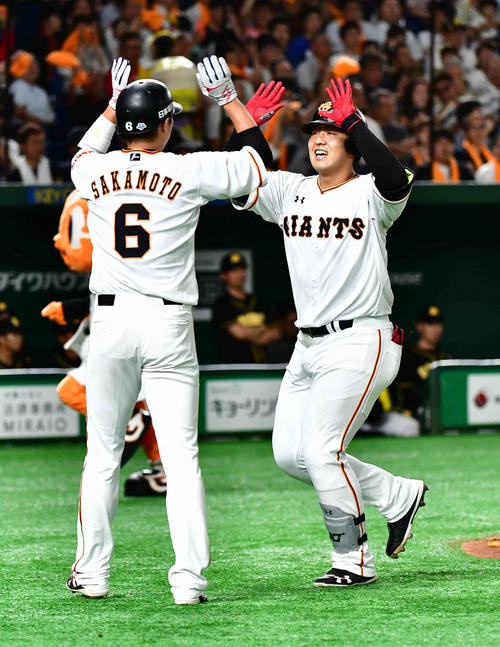 巨人対阪神　4回裏巨人1死一塁、岡本は右越えに逆転2点本塁打を放ち坂本勇（左）の祝福を受ける（撮影・小沢裕）