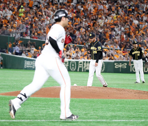 巨人対阪神　4回裏巨人1死一塁、高橋遥は岡本（左）に右越え2点本塁打を被弾（撮影・加藤哉）