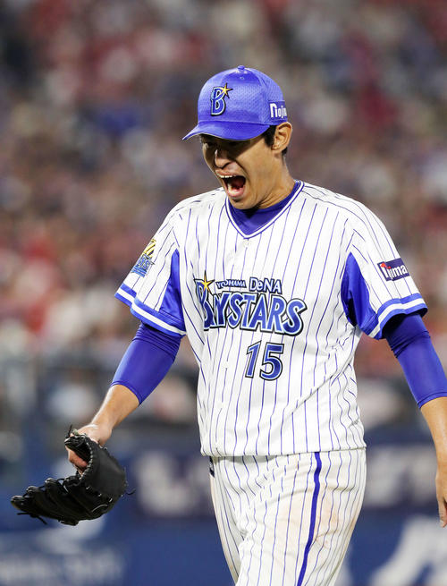 DeNA対広島　5回表、降板するDeNA井納（撮影・鈴木正人）