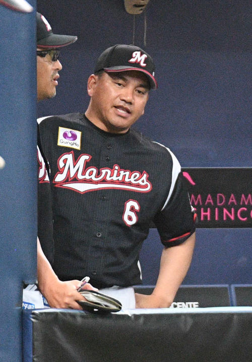 オリックス対ロッテ　ベンチで厳しい顔のロッテ井口監督（撮影・渦原淳）
