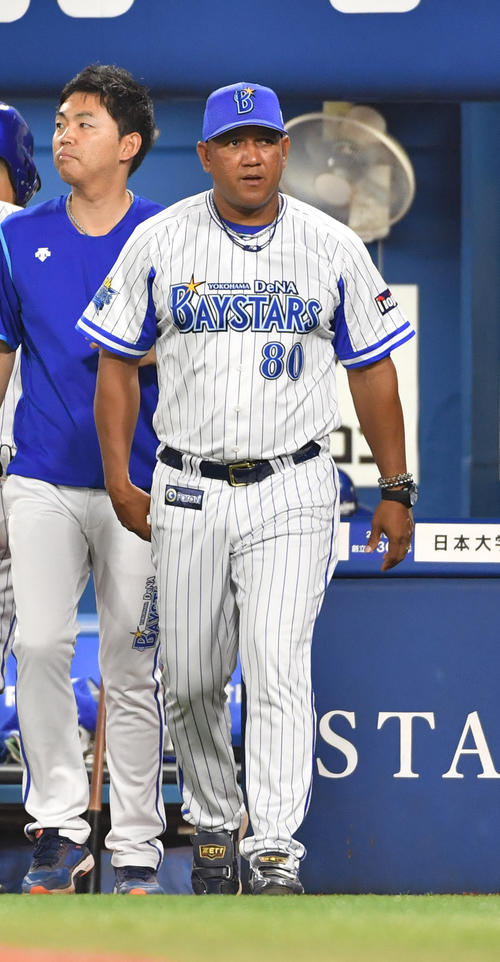 7回に投手交代を告げにベンチを出るラミレス監督（撮影・柴田隆二）