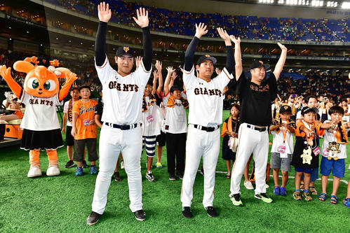 巨人対阪神　ヒーローインタビューを終えた、左から巨人岡本、先発で今季7勝目を挙げた桜井、大竹はファンの子供たちとバンザイ（撮影・小沢裕）