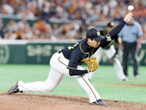 巨人対阪神　8回裏、阪神2番手で登板する岩崎（撮影・加藤哉）