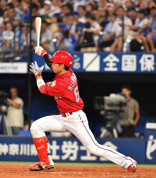 3回表広島1死、西川は右越え本塁打を放つ（撮影・柴田隆二）