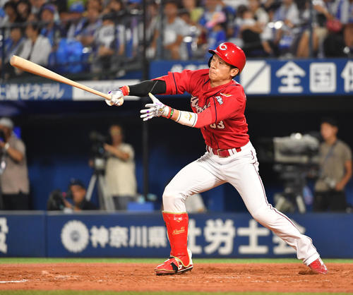 DeNA対広島戦　5回表広島1死二塁、西川は適時中前安打を放つ（撮影・柴田隆二）