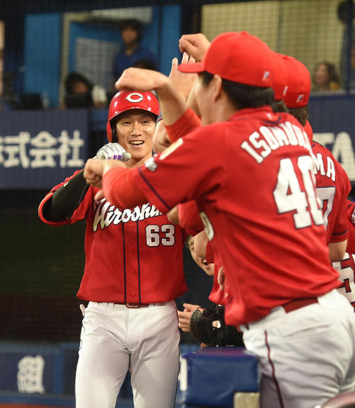 DeNA対広島戦　3回表広島1死、西川は右越え本塁打を放ちナインの出迎えを受ける（撮影・柴田隆二）