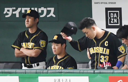 巨人対阪神　巨人に敗れ、悔しげな表情でベンチに座る阪神大山（中央）（撮影・横山健太）